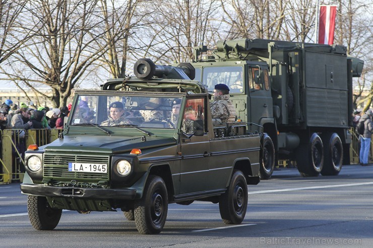 Tūkstošiem cilvēku klātienē vēro bruņoto spēku militāro parādi 138274