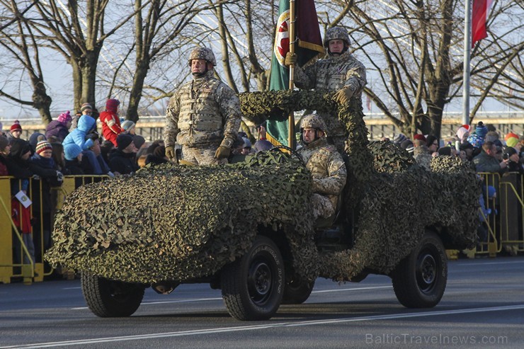 Tūkstošiem cilvēku klātienē vēro bruņoto spēku militāro parādi 138276