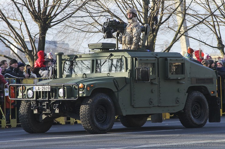 Tūkstošiem cilvēku klātienē vēro bruņoto spēku militāro parādi 138278