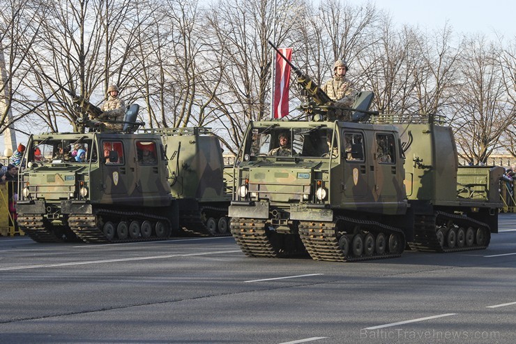 Tūkstošiem cilvēku klātienē vēro bruņoto spēku militāro parādi 138279