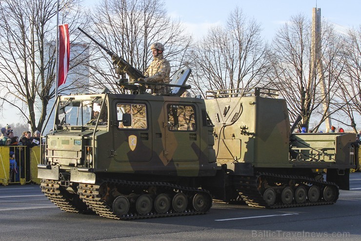 Tūkstošiem cilvēku klātienē vēro bruņoto spēku militāro parādi 138280