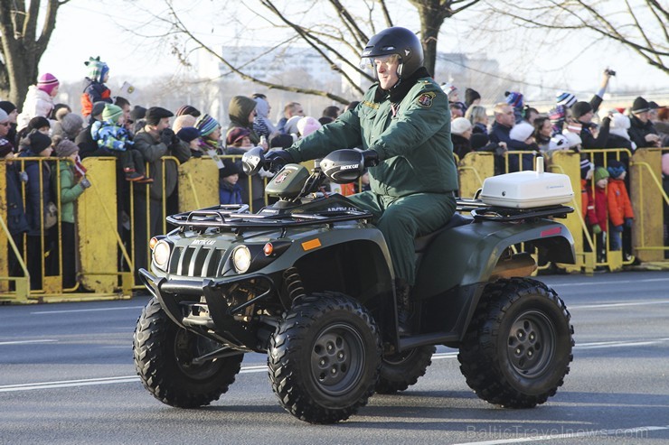 Tūkstošiem cilvēku klātienē vēro bruņoto spēku militāro parādi 138281