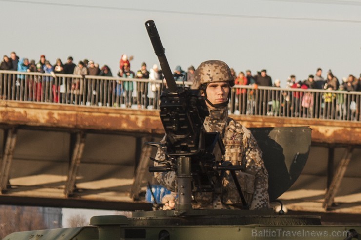 Tūkstošiem cilvēku klātienē vēro bruņoto spēku militāro parādi 138288