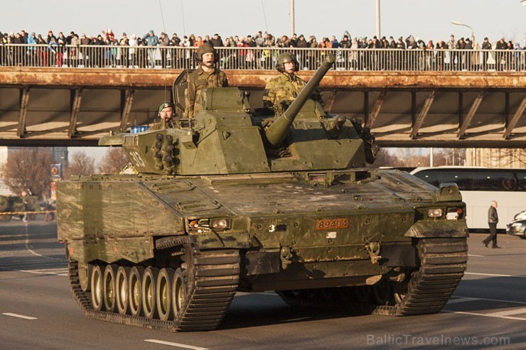 Tūkstošiem cilvēku klātienē vēro bruņoto spēku militāro parādi 138289