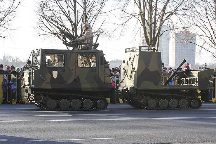 Tūkstošiem cilvēku klātienē vēro bruņoto spēku militāro parādi 138291