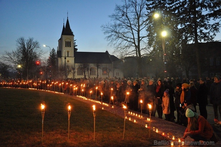 18.novembra vakara pusē, rēzeknieši pulcējās uz svētku pasākumu 