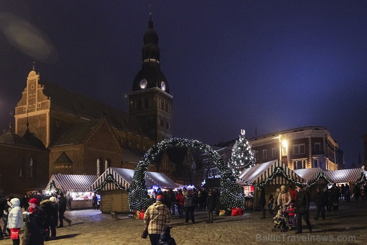 Doma laukumā iedegta galvenā Rīgas egle 139111