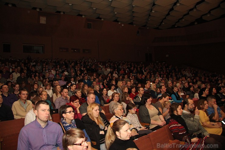 Ogres bērnu un jauniešu deju kolektīvs «Pīlādzītis» 20.12.2014 izdejo Ziemassvētku programmu 140176