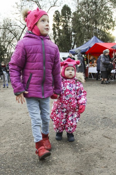 Ziemassvētku tirdziņš Čiekurkalna krustcelēs vieno tuvējās apkārtnes iedzīvotājus 140212