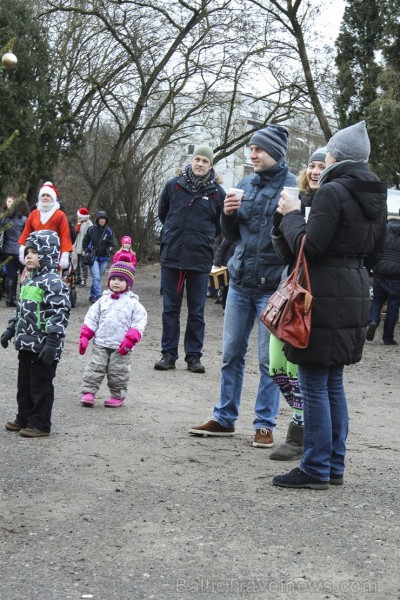 Ziemassvētku tirdziņš Čiekurkalna krustcelēs vieno tuvējās apkārtnes iedzīvotājus 140216