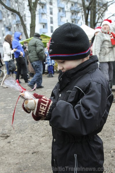 Ziemassvētku tirdziņš Čiekurkalna krustcelēs vieno tuvējās apkārtnes iedzīvotājus 140219