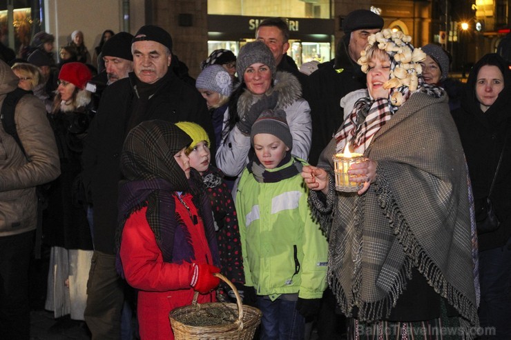 Bluķa vilkšana pa Vecrīgu vieno seno tradīciju cienītājus 140406