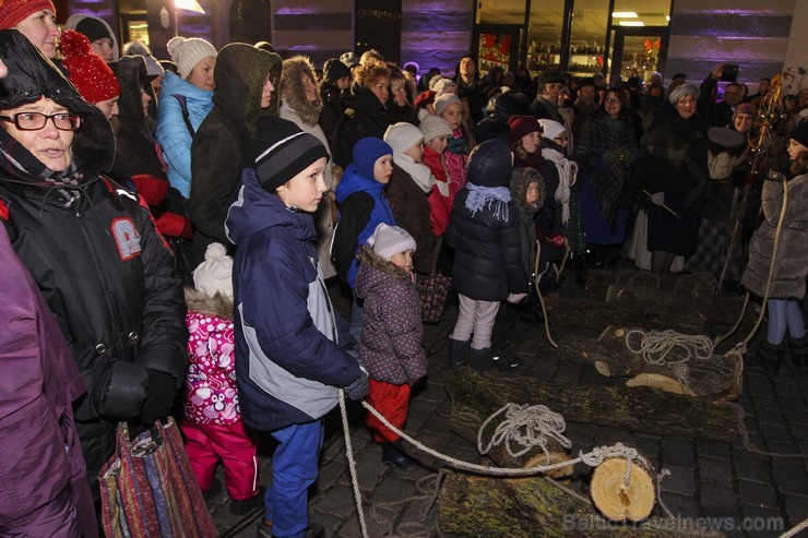 Bluķa vilkšana pa Vecrīgu vieno seno tradīciju cienītājus 140407