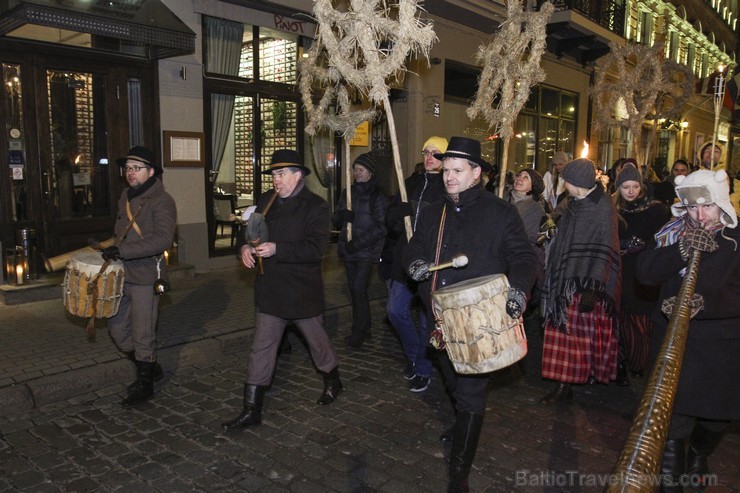 Bluķa vilkšana pa Vecrīgu vieno seno tradīciju cienītājus 140412