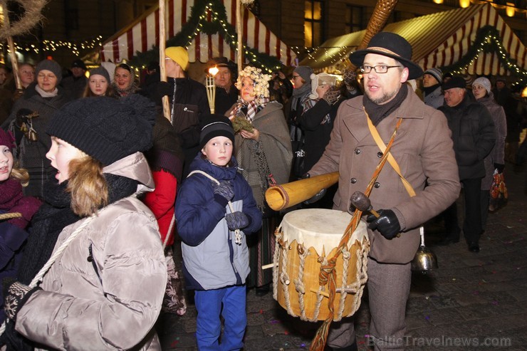 Bluķa vilkšana pa Vecrīgu vieno seno tradīciju cienītājus 140417