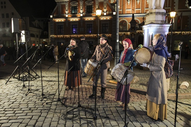 Bluķa vilkšana pa Vecrīgu vieno seno tradīciju cienītājus 140419