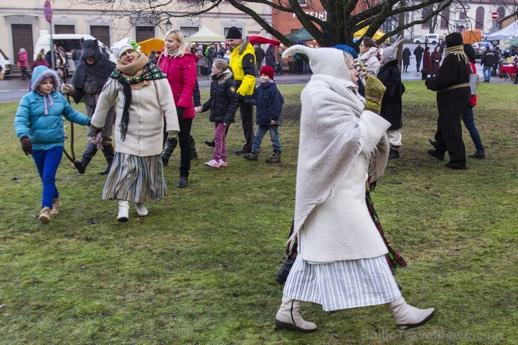 Ziemassvētku tirdziņš un svētku ieskandēšana Limbažos 140483