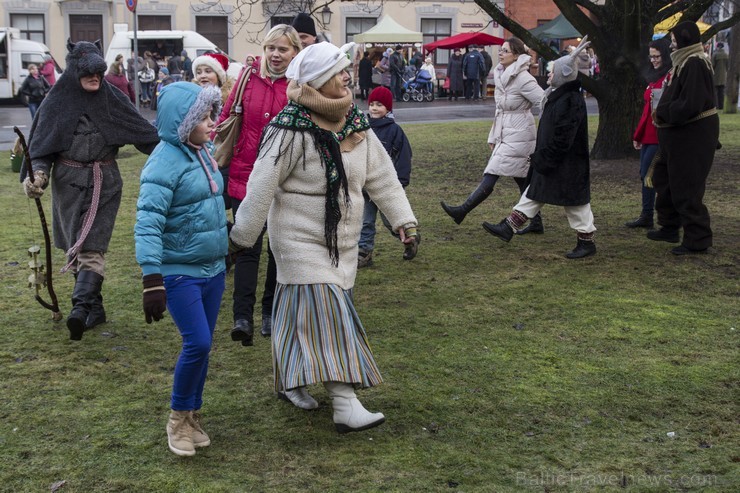 Ziemassvētku tirdziņš un svētku ieskandēšana Limbažos 140484