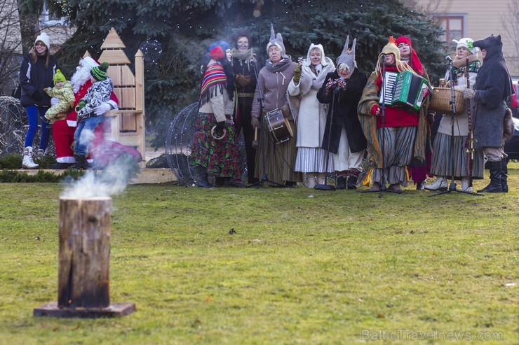 Ziemassvētku tirdziņš un svētku ieskandēšana Limbažos 140493