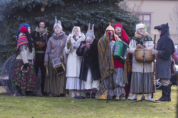 Ziemassvētku tirdziņš un svētku ieskandēšana Limbažos 140494