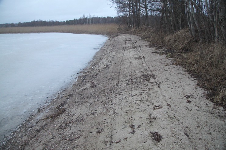 Ziemassvētku priekšvakarā (24.12.2014) Latgalē tiek gaidīta balta sniega sega. Sivera ezera smilšainais krasts 140543