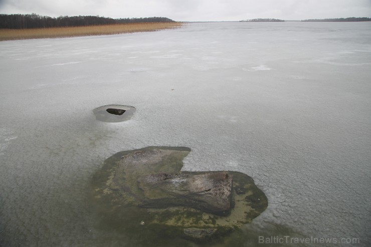 Ziemassvētku priekšvakarā (24.12.2014) Latgalē tiek gaidīta balta sniega sega. Saulē sasilušie akmeņi atkausē Sivera ezera ledu. 140546