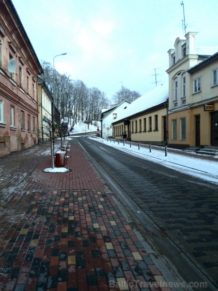 Lielo ielu ieskauj nelieli veikaliņi un dzīvojamās ēkas 140556