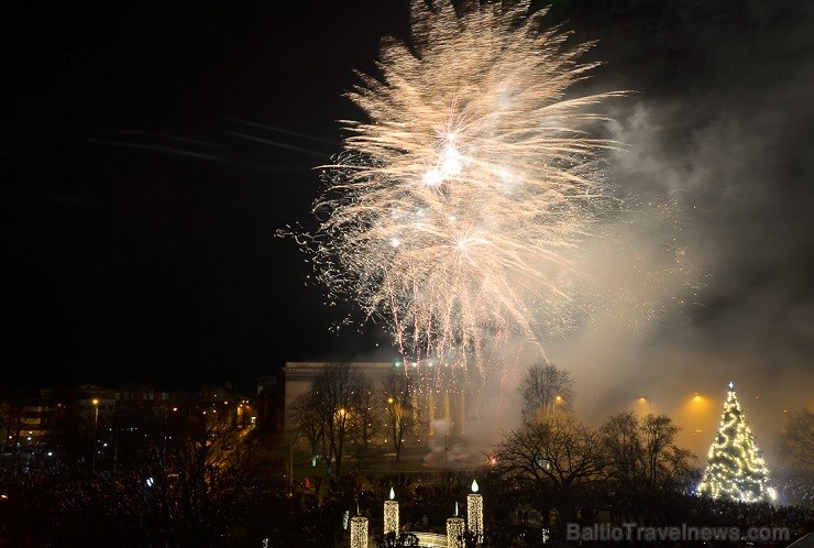 Liepājā ar krāšņu uguņošanu ir sagaidīts 2015. gads 140943