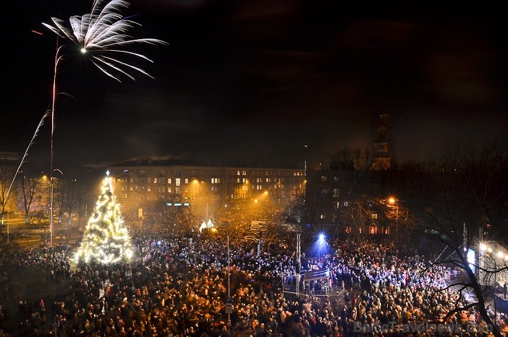 Liepājā ar krāšņu uguņošanu ir sagaidīts 2015. gads 140945