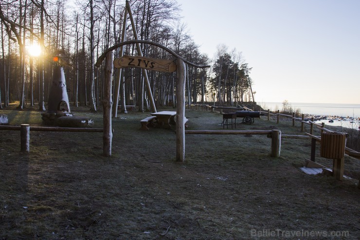 Veczemju klints ir krāšņākais sarkanā smilšakmens atsegums jūras piekrastē Latvijā 141037