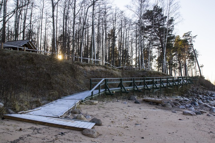 Veczemju klints ir krāšņākais sarkanā smilšakmens atsegums jūras piekrastē Latvijā 141044