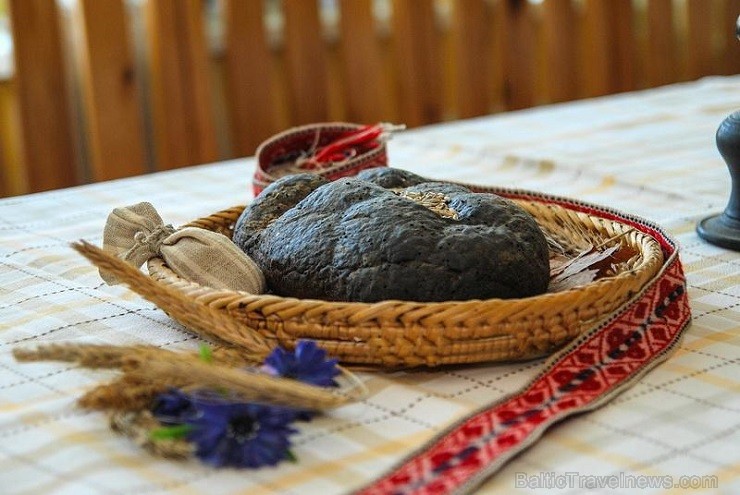 . Ikviens ir aicināts baudīt svētkus, iepazīt Latvijas daudzveidību, smelties idejas ceļojumiem un par izdevīgām cenām iegādāties ko īsteni latvisku! 141363