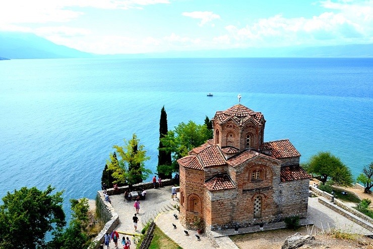 Sv. Jāņa Teologa klosteris no 13.gs. , augstu klintī virs Ohridas ezera. Ohridā reiz bijis tik daudz baznīcu, cik gadā dienu 141726