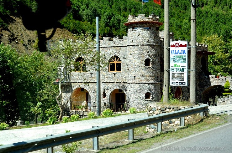 Ceļmalas restorāns Albānijā. Ēdām gan citā vietā, taču jāslavē, ka arī paēdām labi, gardi un lēti. Nākamajam braucienam var jau pieteikties - www.Remi 141735