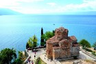 Sv. Jāņa Teologa klosteris no 13.gs. , augstu klintī virs Ohridas ezera. Ohridā reiz bijis tik daudz baznīcu, cik gadā dienu 1