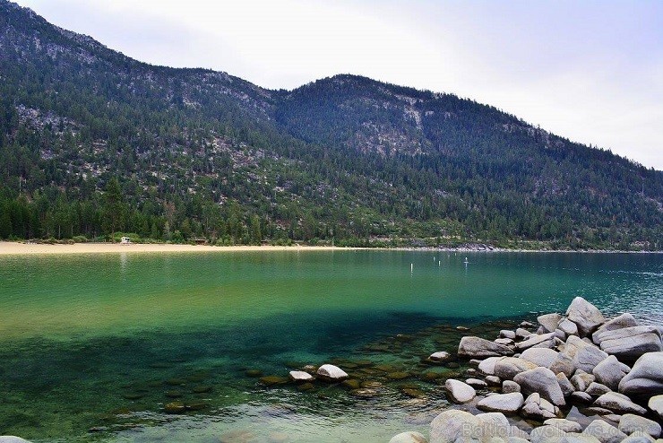 Tas ir vienīgais ezers ASV, kur vienuviet var slēpot kalnu kūrortos, spēlēt kazino, peldēties dzidrajos ezera ūdeņos un sauļoties smilšu pludmalē 142920