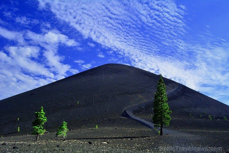 Cinder Cone ir perfektas formas, tumši brūns vulkāns, kas ir centrālais  parka daļas eksponāts 142928