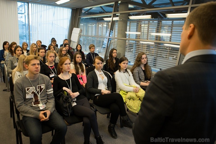 airBaltic devai iespēju 24 motivētākajiem skolēniem doties līdzi pilotiem un stjuartiem uz dažādiem aviokompānijas galamērķiem Eiropā, piemēram, Stokh 142941