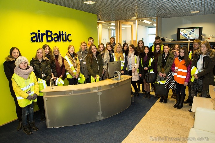 Pārējie 26 skolēni tika iepazīstināti ar aviokompānijas vēsturi, kā arī guva pavisam reālu ieskatu airBaltic darbinieku ikdienas darba pienākumos vair 142942