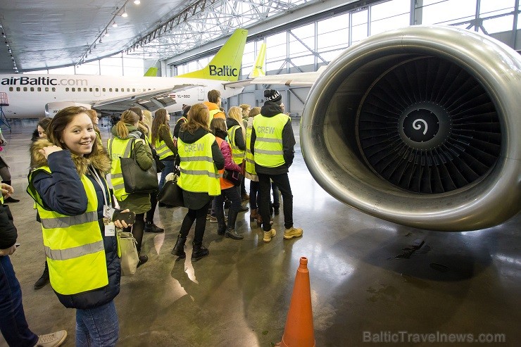 Ēnu dienā airBaltic ikdienas darbu iepazīst 50 skolēni 142954