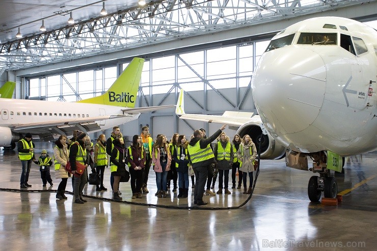 Ēnu dienā airBaltic ikdienas darbu iepazīst 50 skolēni 142957