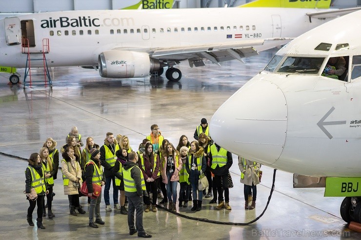 Ēnu dienā airBaltic ikdienas darbu iepazīst 50 skolēni 142961