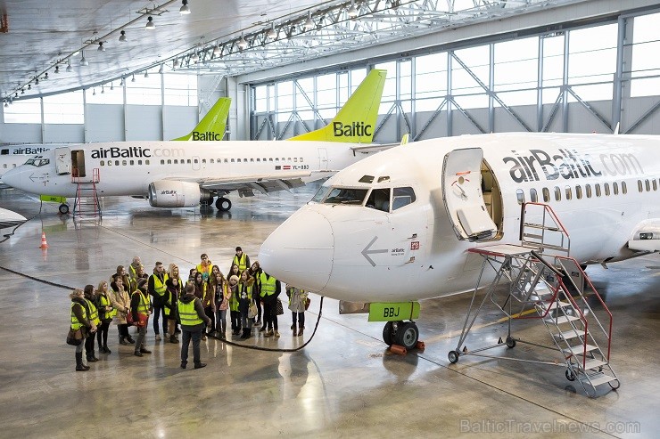 Latvijas nacionālā aviokompānija airBaltic Ēnu dienā 50 skolēniem deva iespēju ielūkoties tādu profesionāļu kā pilota, stjuarta un dažādu biroja darbi 142962