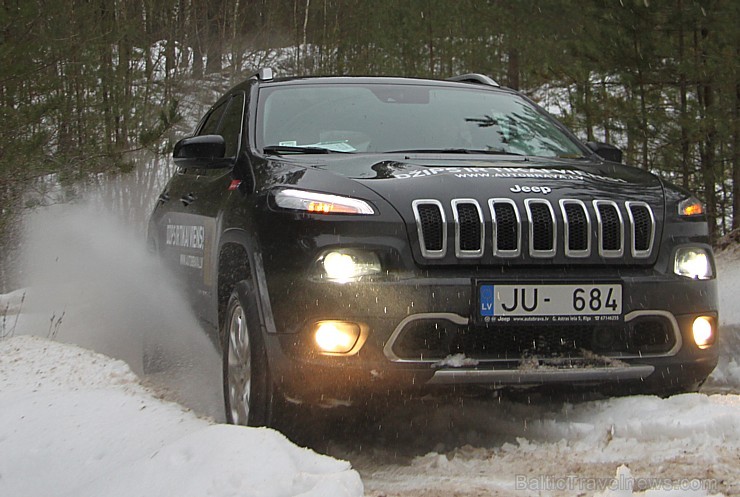 Travelnews.lv redakcija iepazīst jauno Jeep Renegade un citus Jeep automobiļus bezceļos 143027