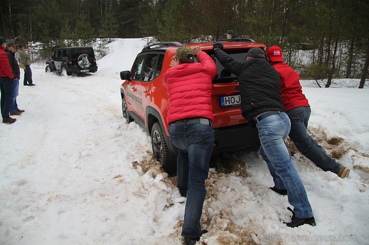 Travelnews.lv redakcija iepazīst jauno Jeep Renegade un citus Jeep automobiļus bezceļos 143028