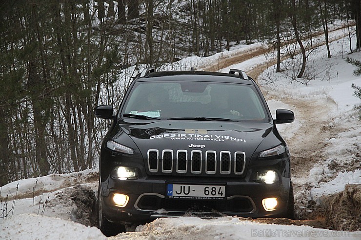 Travelnews.lv redakcija iepazīst jauno Jeep Renegade un citus Jeep automobiļus bezceļos 143043