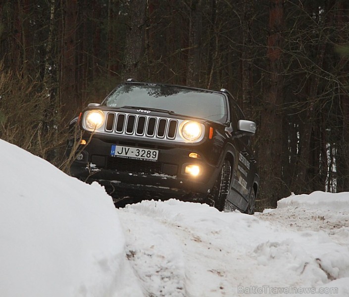 Travelnews.lv redakcija iepazīst jauno Jeep Renegade un citus Jeep automobiļus bezceļos 143048