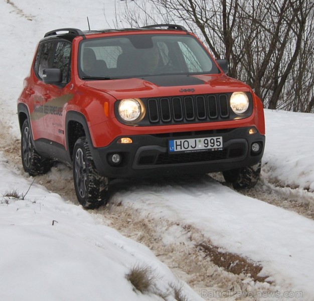 Travelnews.lv redakcija iepazīst jauno Jeep Renegade un citus Jeep automobiļus bezceļos 143051