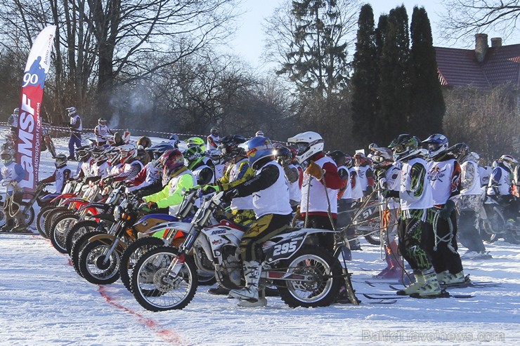 Blakus Cēsu pilsdrupām aizvadītas Red Bull Twitch’n’Ride skijoringa sacensības 143287