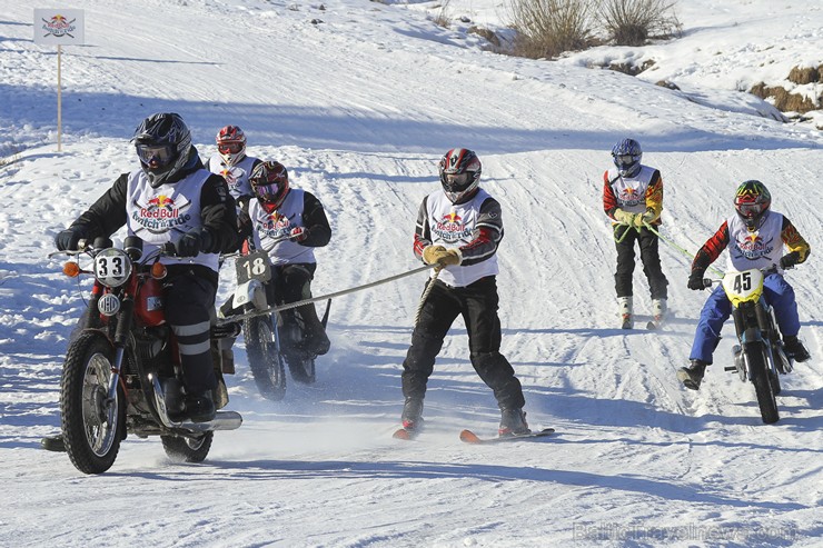 Blakus Cēsu pilsdrupām aizvadītas Red Bull Twitch’n’Ride skijoringa sacensības 143293